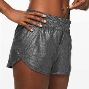 Lululemon Tracker Short V *4" Foil Luminosity Foil Print Black Silver Size: 6